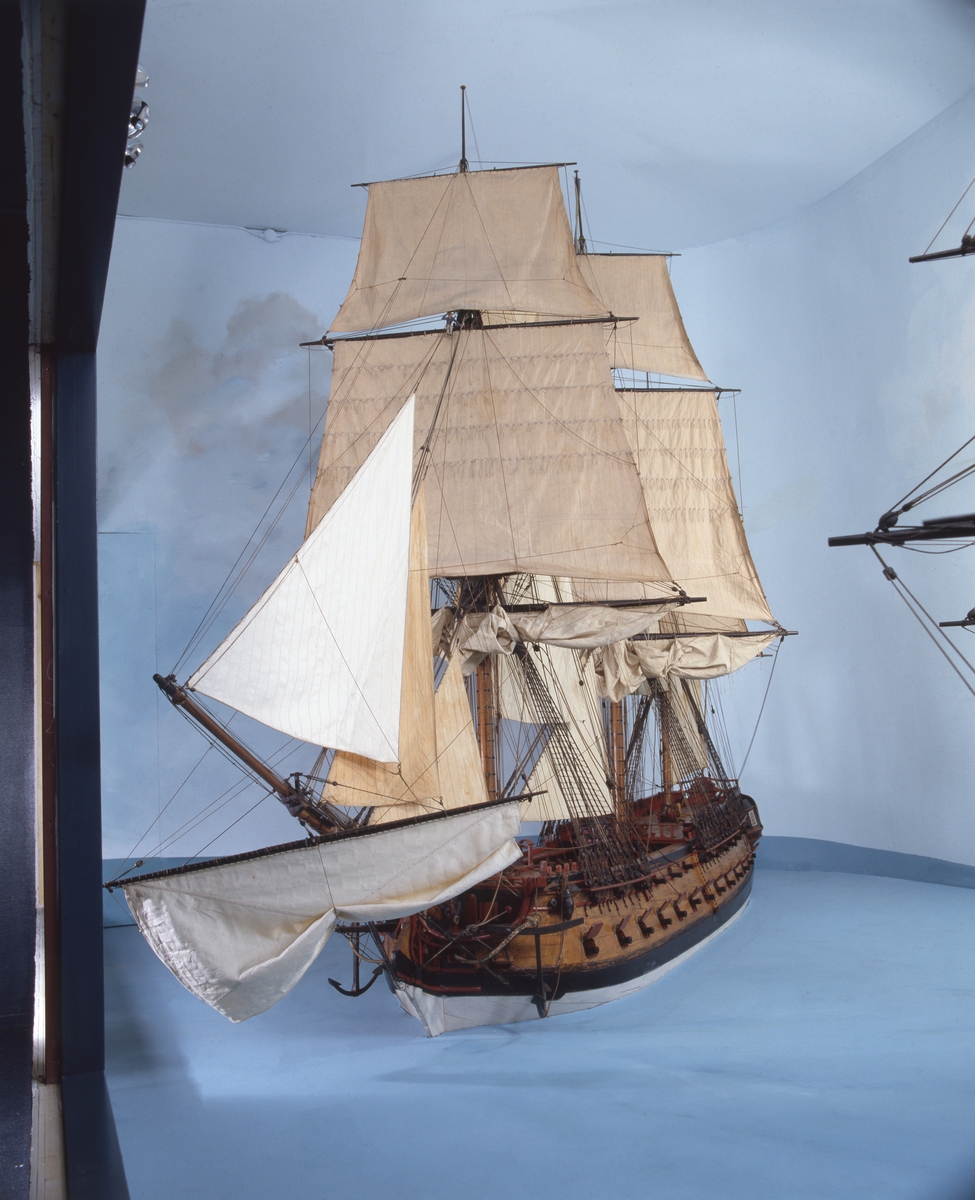 Fullriggad modell med segel, 60 kanoner. Restaurerad och kompletterad. Modellen återger den serie om tio linjeskepp av Kronprins Gustaf Adolf-typ som byggdes efter ritningar av F H af Chapman i Karlskrona 1782–85.
