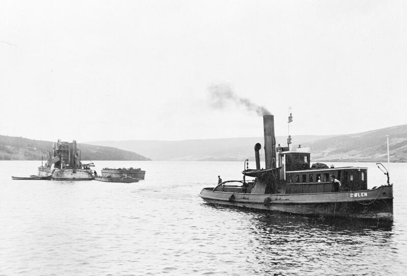 Svart-hvitt foto av to båter på Mjøsa: dampbåten D/S Dølen og mudderlekteren Dalegudbrand.