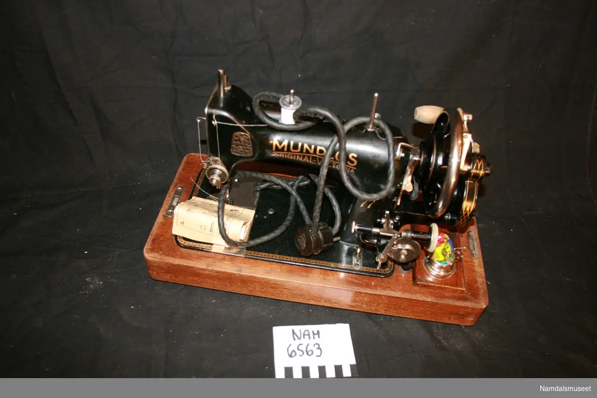 Elektrisk symaskin av typen Mundlos i original kasse