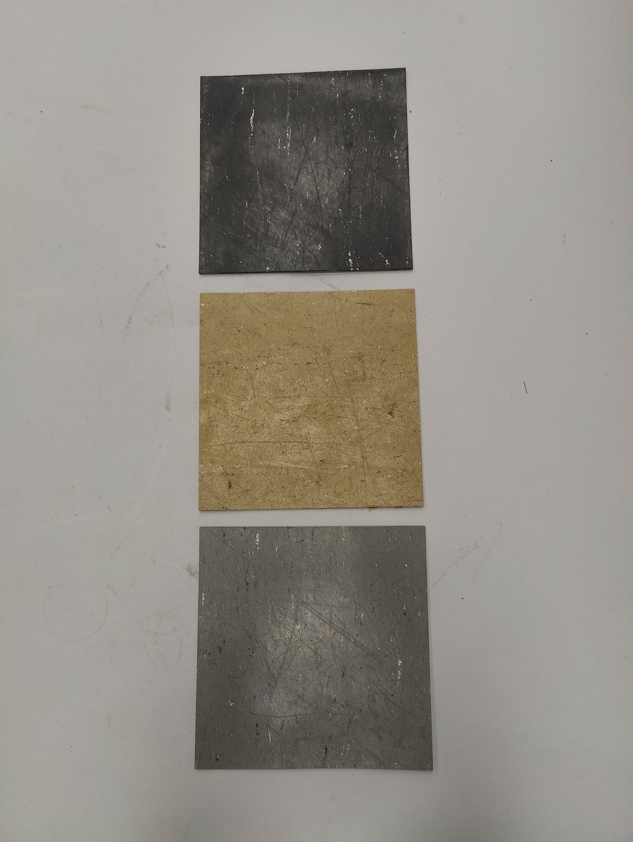 Golvplattor av linoleum, tre färger: svart/grå/beige. Totalt antal ca 400, fördelat på huvudsakligen beige, sedan grå och några svarta.
Storleken varierar något, men de flesta är 250x250 mm med tjocklek 2 mm.
Totalt antal plattor: 326 st, varav 274 st beige, 33 st grå och 19 st svart.