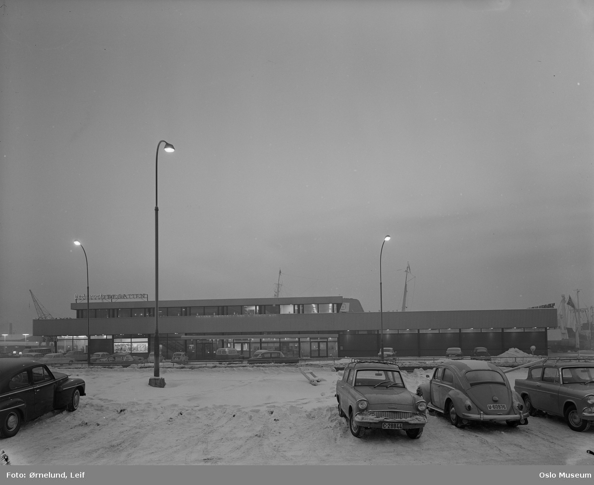 Holger Danske, terminalbygning, eksteriør, parkeringsplass, biler, gatebelysning, snø, skumring