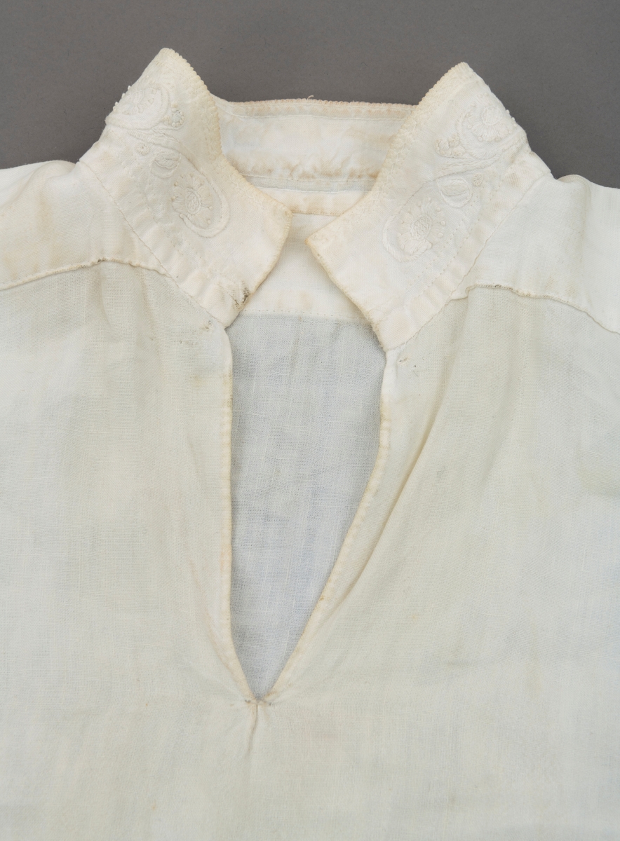 Hvit bunadsskjorte i lin med hvitsøm på krage.