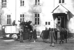 Tyskerjenter interneres ved Haugetun Ungdomsskole på Rolvsøy
