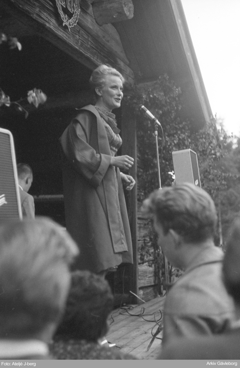 Monica Zetterlund uppträder i Trönö, 1962.