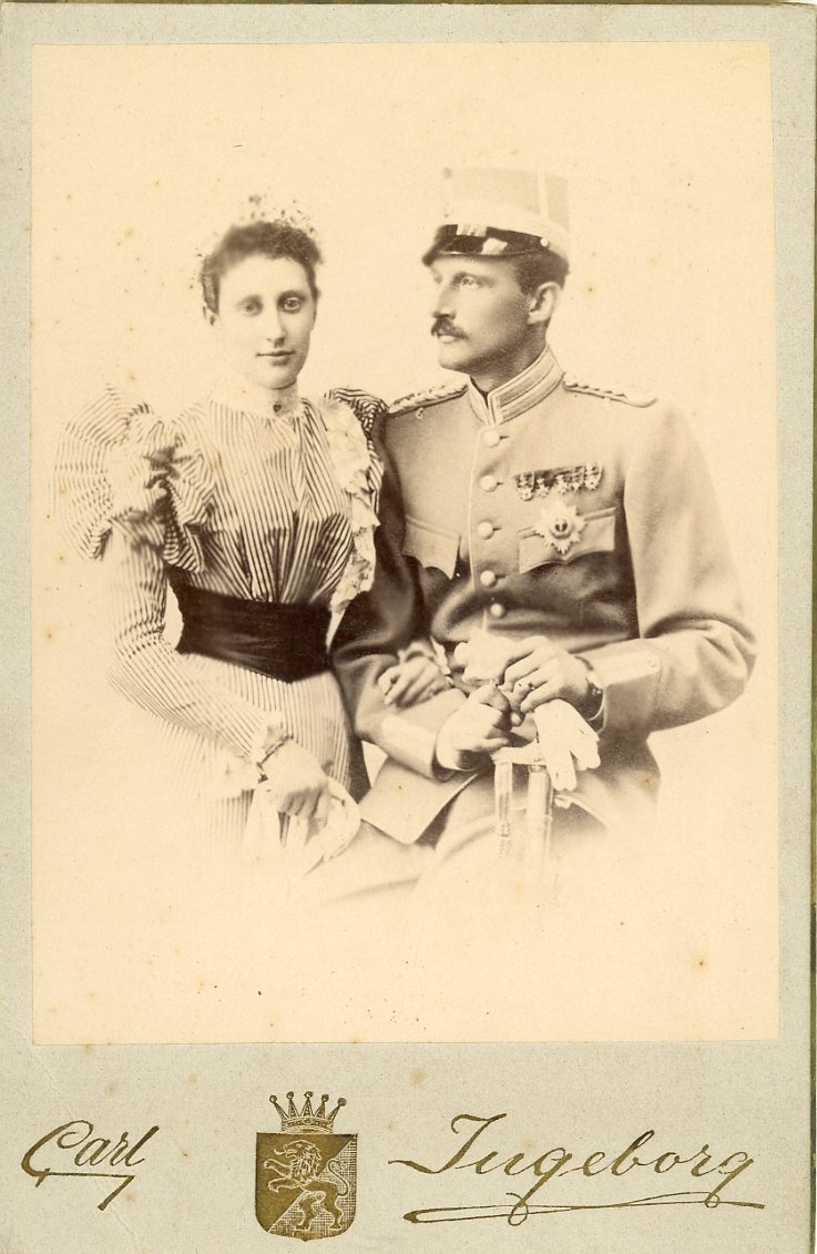 Kabinettsfotografi: prinsessan Ingeborg och prins Carl, han i uniform.