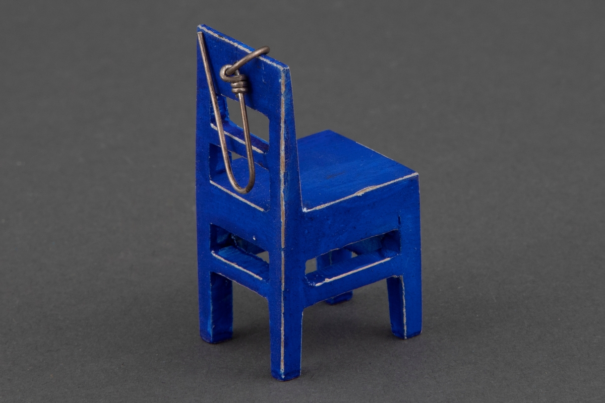 Øreheng utformet som en stol. Objektet er malt blått.