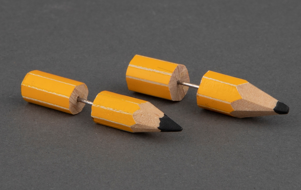 To øredobber lagd av gule blyanter.