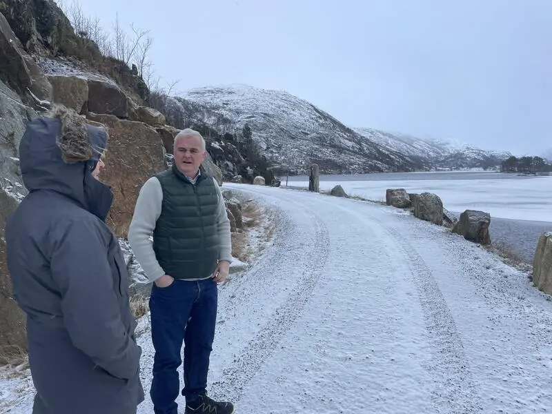 Erik Joa, samfunnskontakt i Norge Mineraler AS, orienterer om de geologiske forekomstene bedriften undersøker. Her ved Øgrey-demingen ved Teksevannet