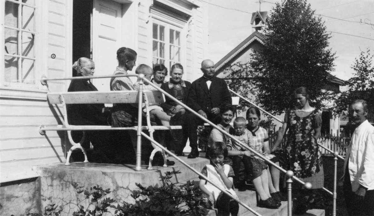 Familiesamling på trappa på Toten med flere generasjoner samlet ...