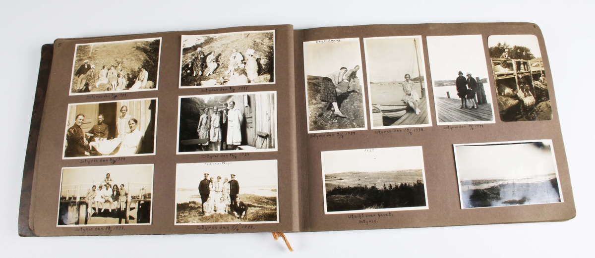 Fotoalbum, i form av häfte i brunmelerad papp med dekor av kastanjeblad. Består av 12 blad av brungrå papp. Varje sida, med 4-7 påklistrade svartvita fotografier. Fotografier tagna av givaren, under åren 1928-1932. I gott skick.