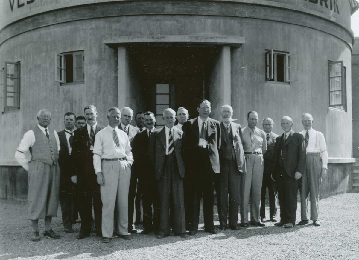 Kornrådets besøk på Vestfold flatbrødfabrikk, Barkåker, 9. august 1938.  Manne som sit på plena på bilde 2 er Glærum.