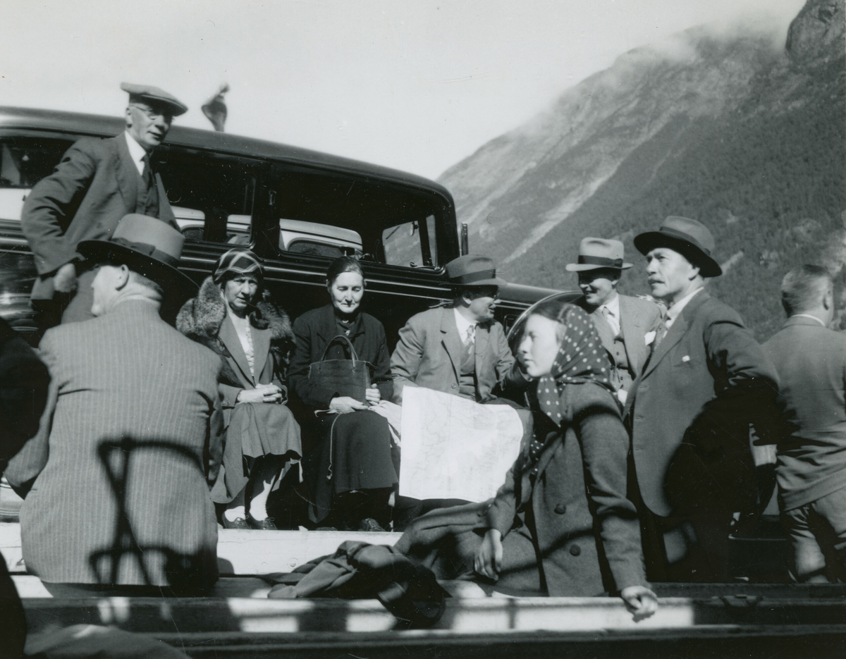 Ferga Øye-Sæbø onsdag 18. august 1937.  Sju bilde tatt under Kornrådets reise i Møre og Romsdal,  