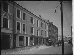 Bjørnstjerne Bjørnsons gate mot torget på vinterstid. Barn o