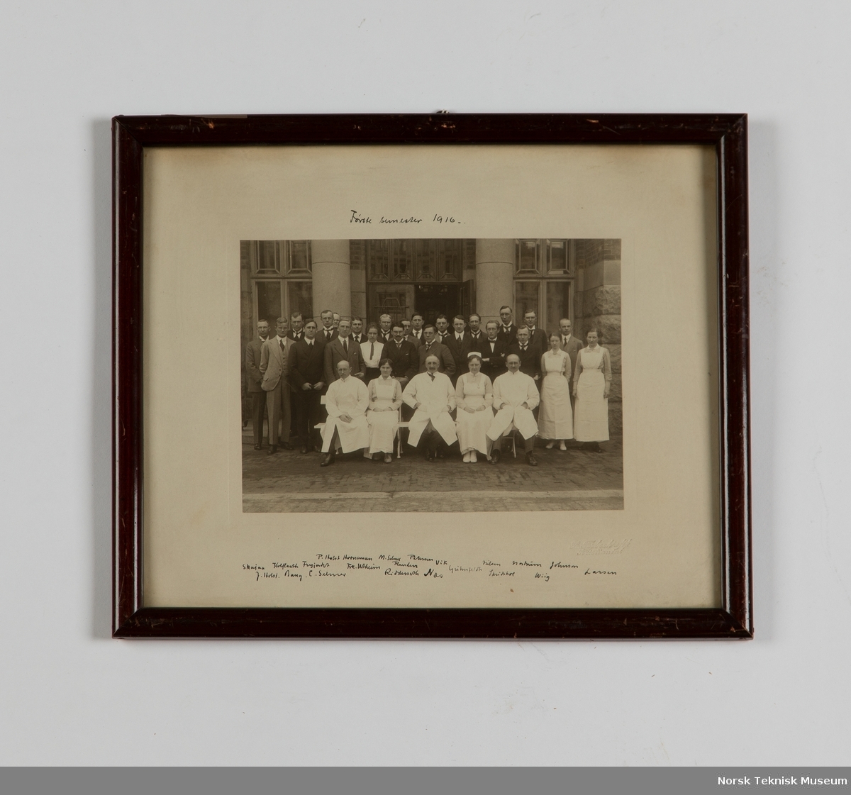 Medisinerkullet 1916-I med leger og jordmødre foran Kvinneklinikken, Rikshospitalet.