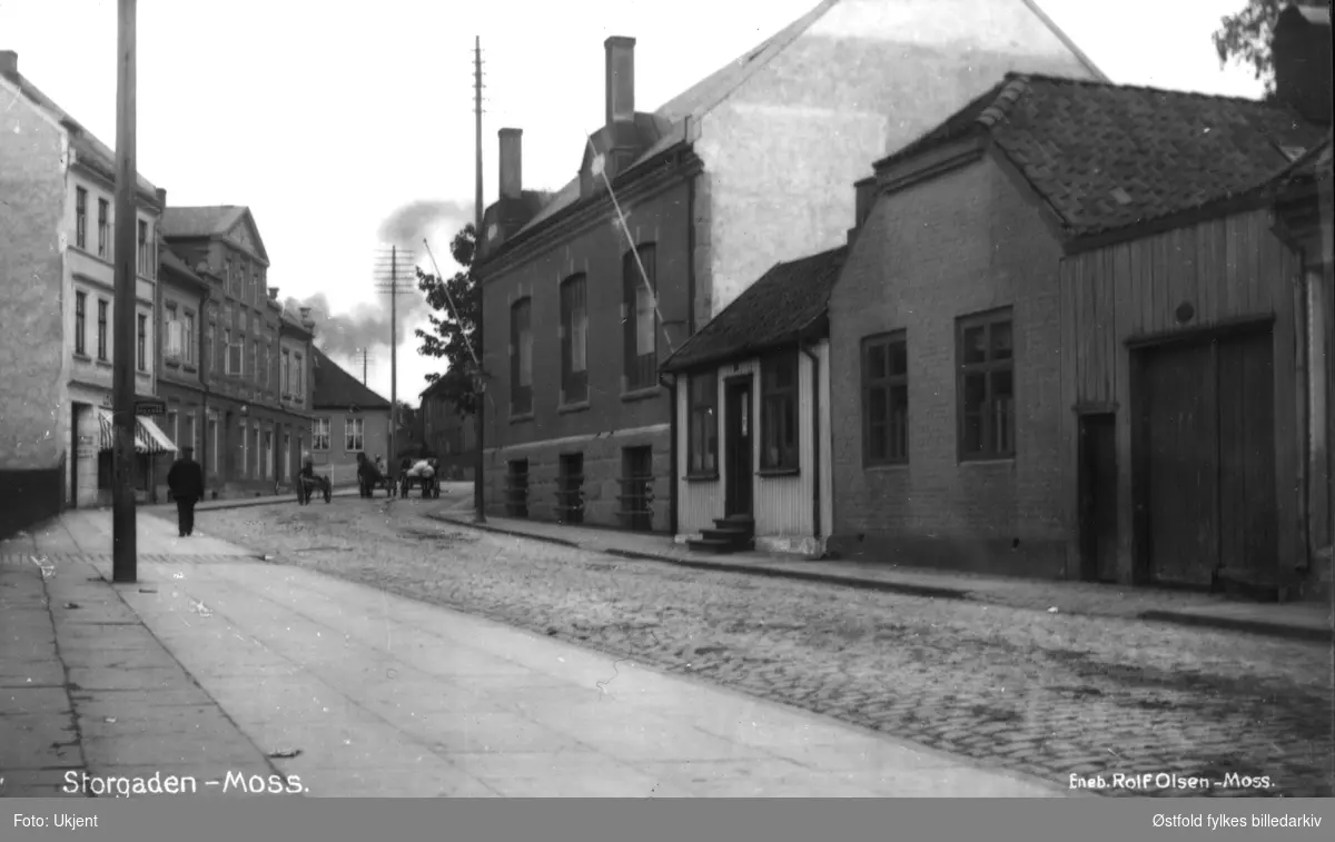 Storgata i Moss.  Murbygningen på høyre side er Tivoli. Tidligere kino, nå revysal. Tivoli ble bygget ca. 1910-11.