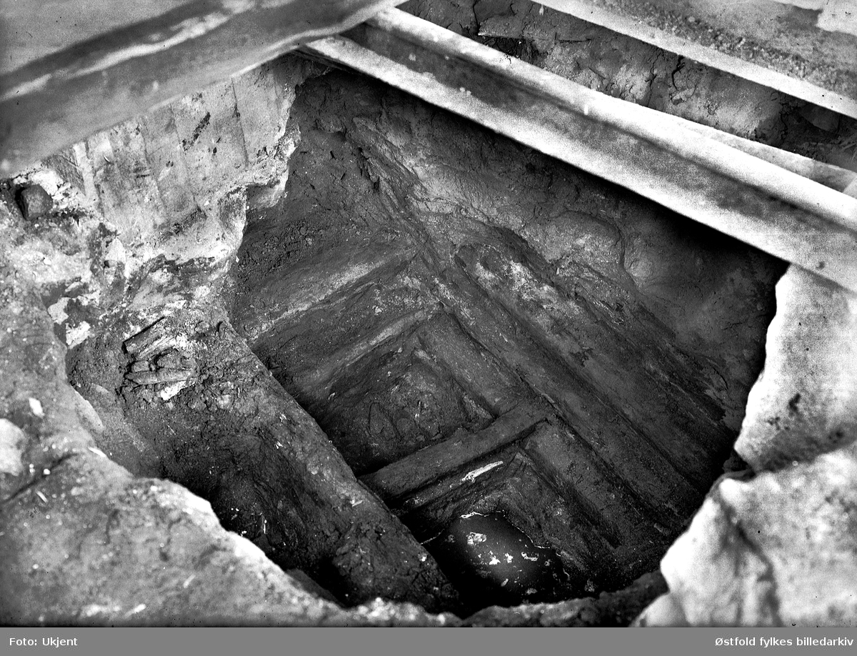 Ved en graving under verandastua til Borregårdsveien 5 i Sarpsborg påtraff man i 1927 et tømret kar. Dette kan ha vært et fundament for en vollport. Fotografert i 1928.
