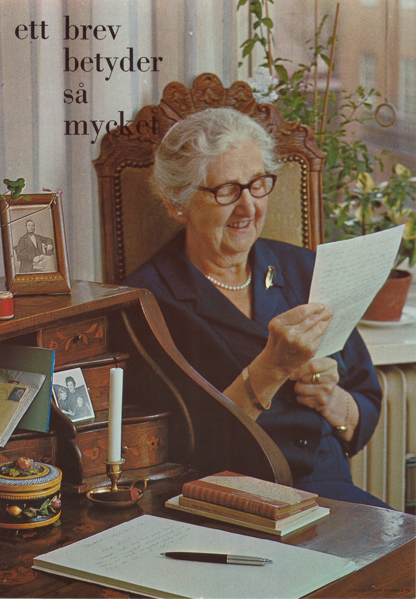 Fotografi av en äldra kvinna som läser ett brev. Ett skrivbord och handskrivetbrev syns i förgrunden.