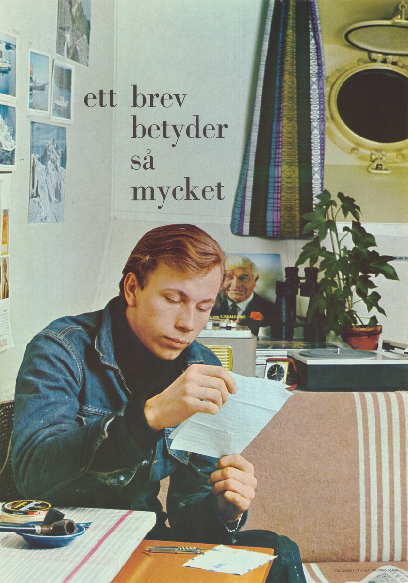 Fotografi av en ungdom (man) som läser ett brev.