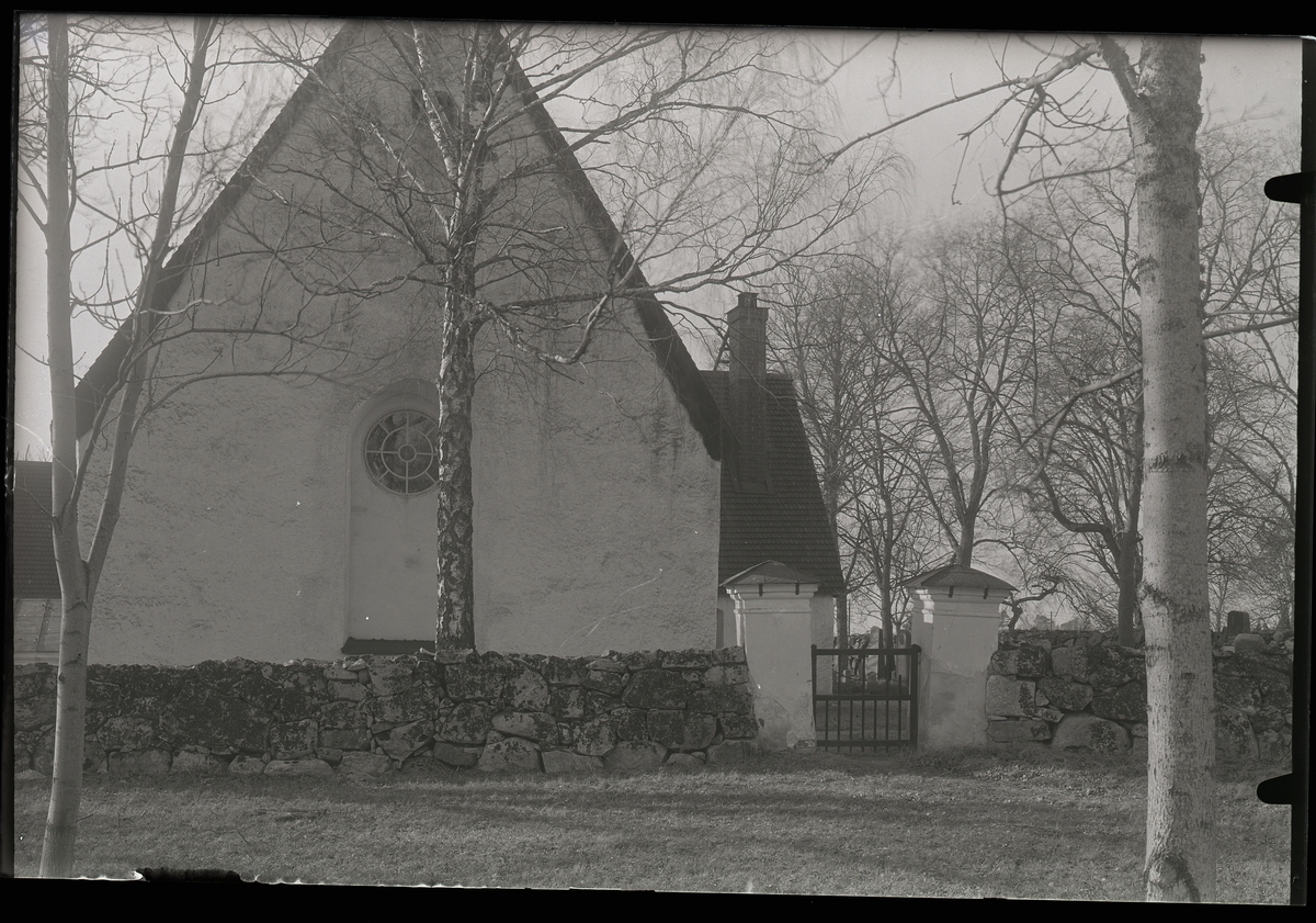 Grindstolpar och grind vid kyrkogårdsmur, Kärrbo kyrka, Västerås.