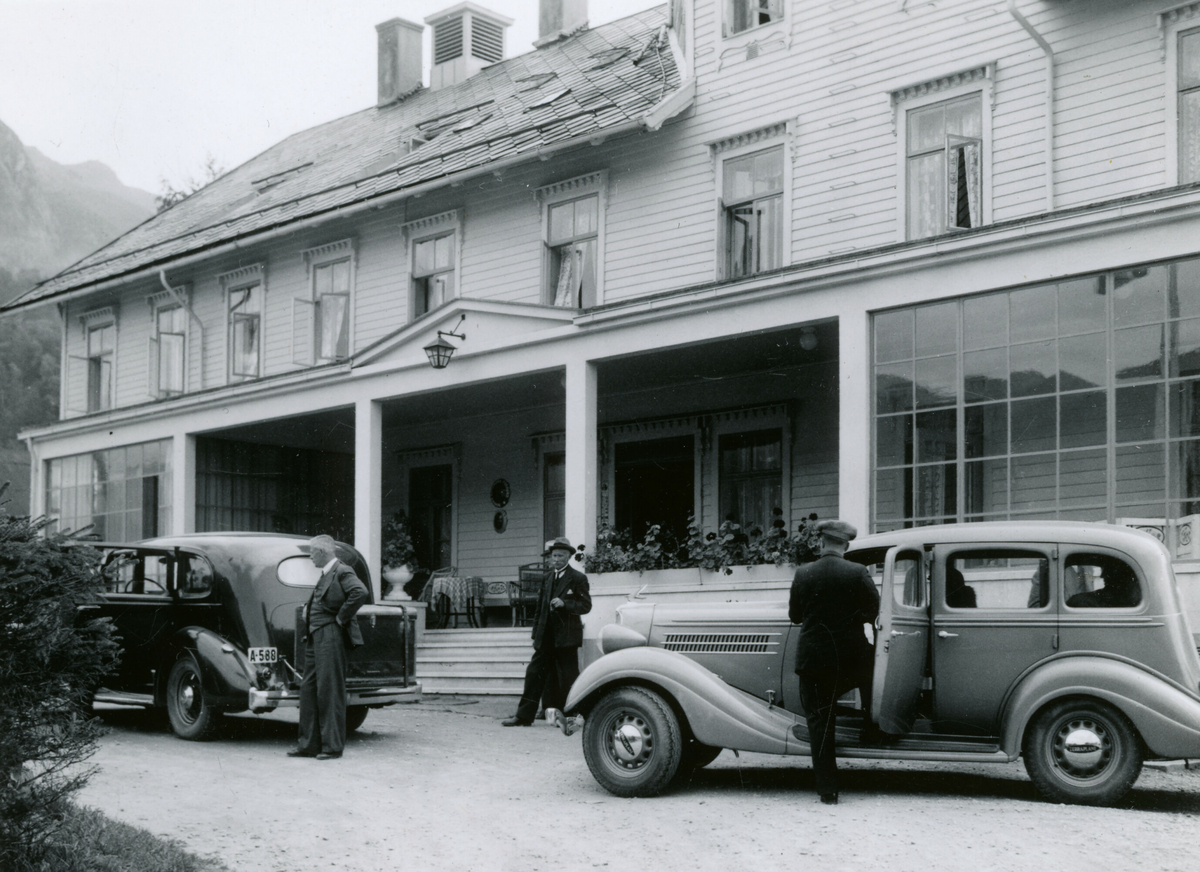 Kornrådet klar til avreise frå Grand Hotell Åndalsnes 16. august 1937.