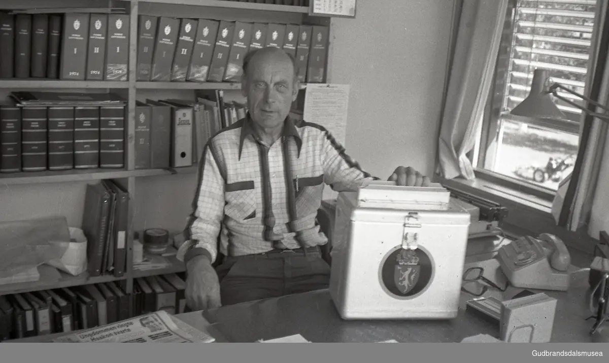 Skuleavisa Prekeil'n, Vågå ungdomsskule 1974-81.
Lensmann Ola Ulvolden med valgurne