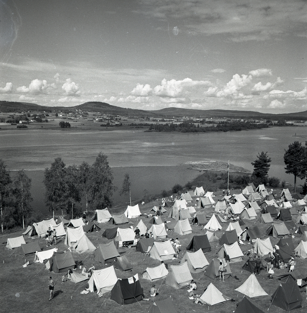Ett tältläger intill ett vattendrag under Svenska Frisksportförbundets riksläger i Fagernäs den 21-29 juli 1951.