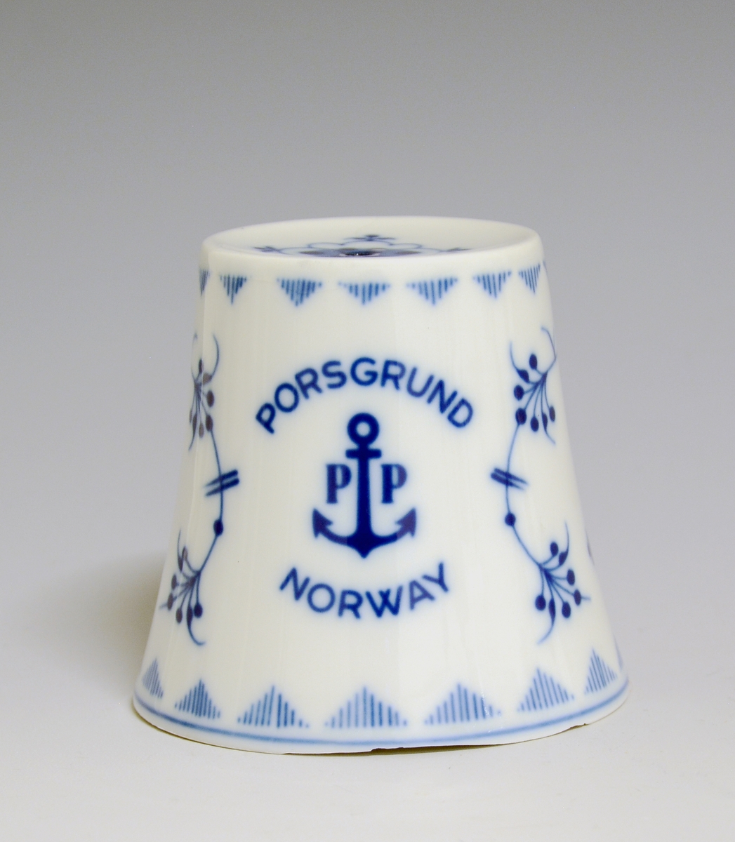 Bjelle av porselen med hvit glasur. Dekorert med en forstørret utgave av stråmønsteret og Porsgrunds Porselænsfabriks logo som et dekorelement, anker og påskriften "Porsgrund PP Norway".
