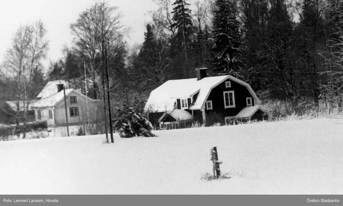 Hus med brutet tak i Hovsta, 1975 - Örebro Stadsarkiv / DigitaltMuseum