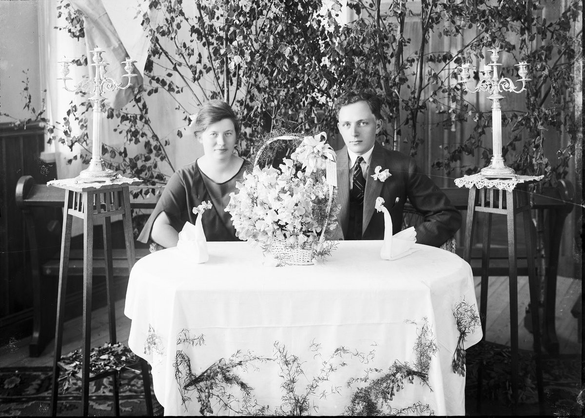Konditor Adrian och Hilma Bomans vigsel i baptistkyrkan Ebeneser, Östhammar, Uppland 1925