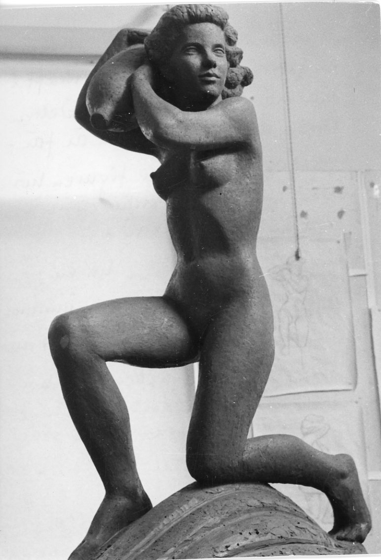Fotografi av en skulptur, en naken kvinna.