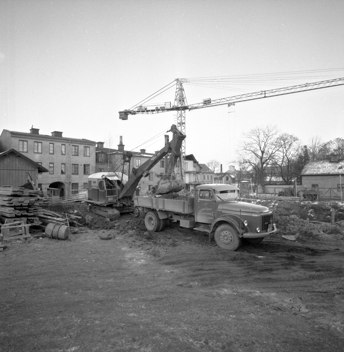 Bildserie från den stora omdaningen av kvarteret Druvan i Linköping. Fotografier från 15-16 mars 1961.