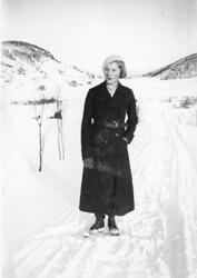 Ung kvinne på en snødekket vei eller sti på Høgfors.