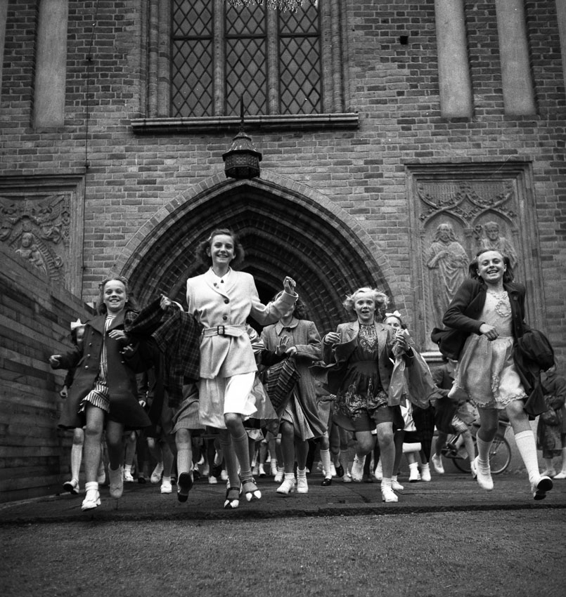 Västerås, kv. Domkyrkan.
Skolavslutning 1947.