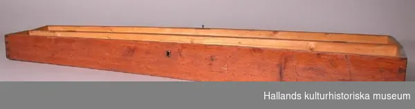 Psalmodikon med stråke och låda. Delar a - d. Betsad i ljus färg, ett ljudhål. Förvarad i låda av betsat trä. Harts (22x15mm).