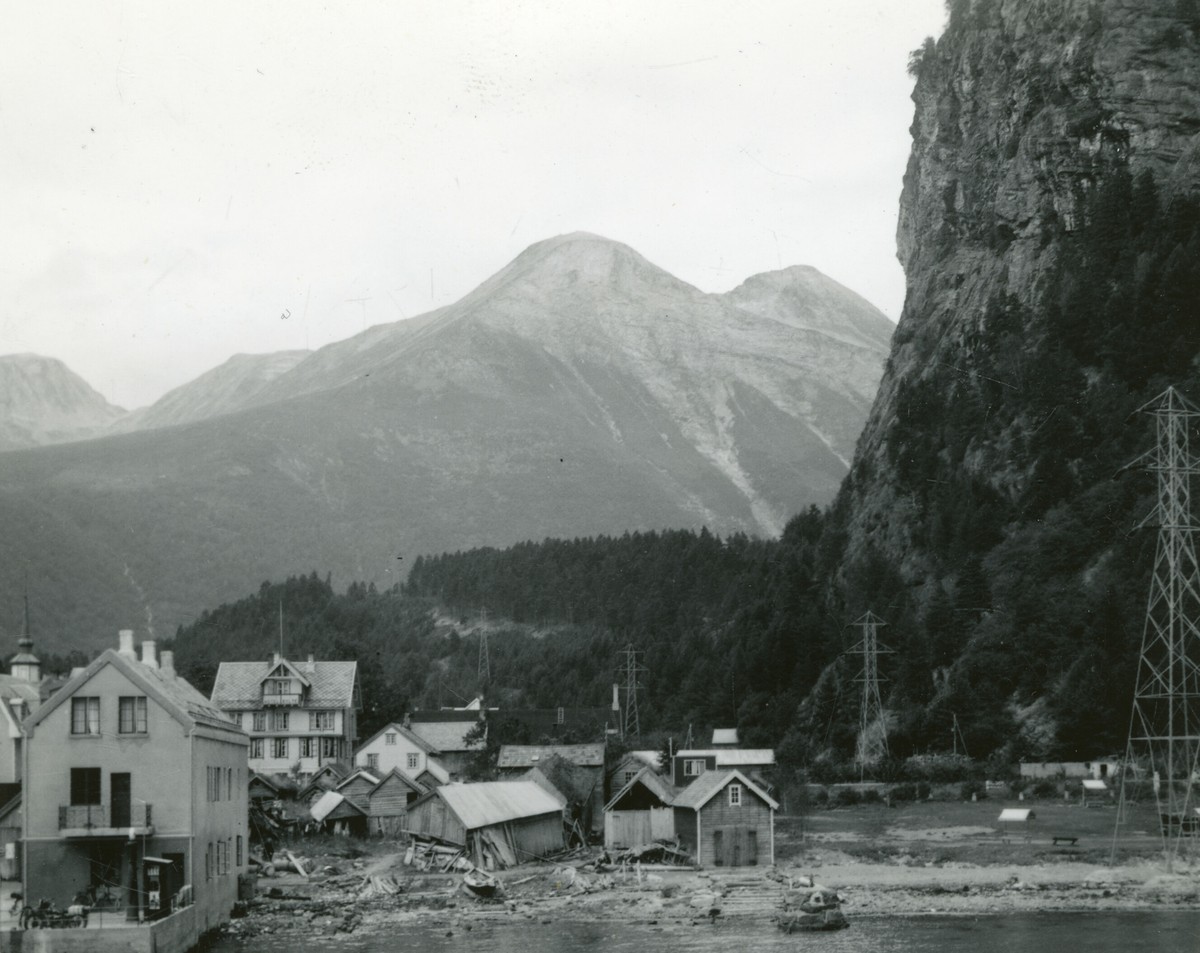 Sylte i Valldalen, Romsdal 16. august 1937.  På to av bilda ser vi klare øydeleggingar etter Tafjordraset.  Bildet er tatt under Kornrådets reise i Møre og Romsdal.  
