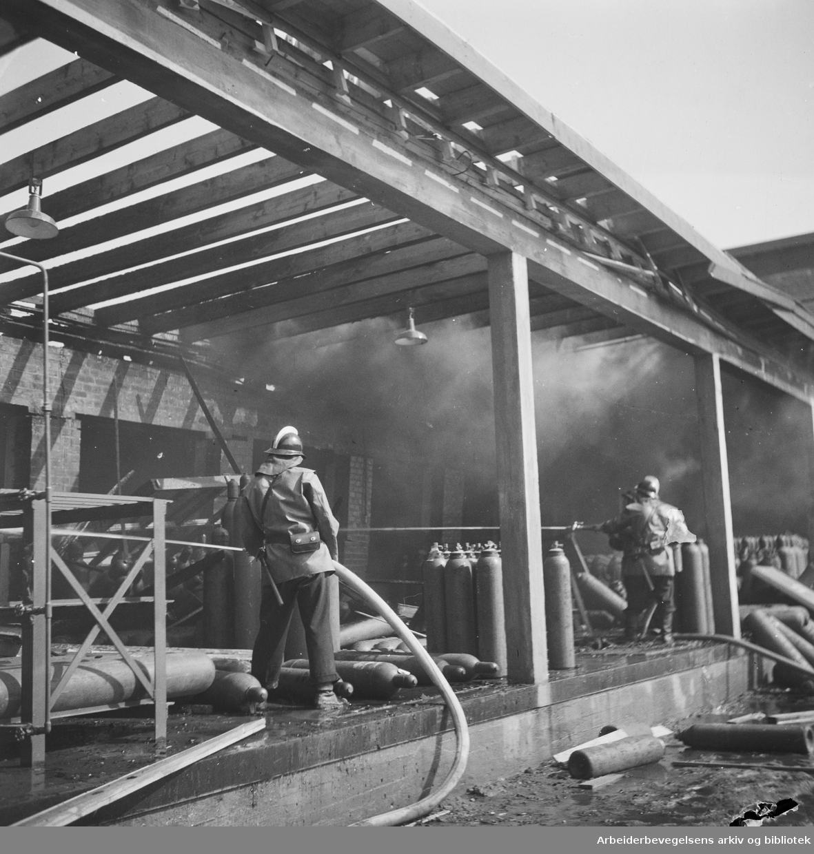 Eksplosjonsartet brann i Norsk Surstoff- og Vannstoffabrikk i Tvetenveien på Bryn. Gassflasker. 25 august 1949.