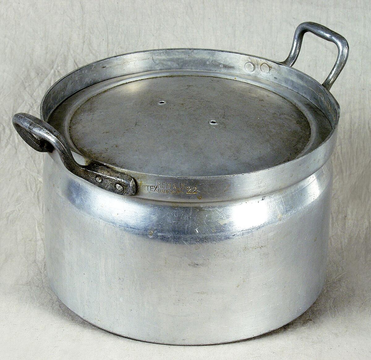 AV ALUMINIUM, MED 2 HANKAR OCH DEFEKT LOCK. "22". H. 14, DIAM. 22 CM.