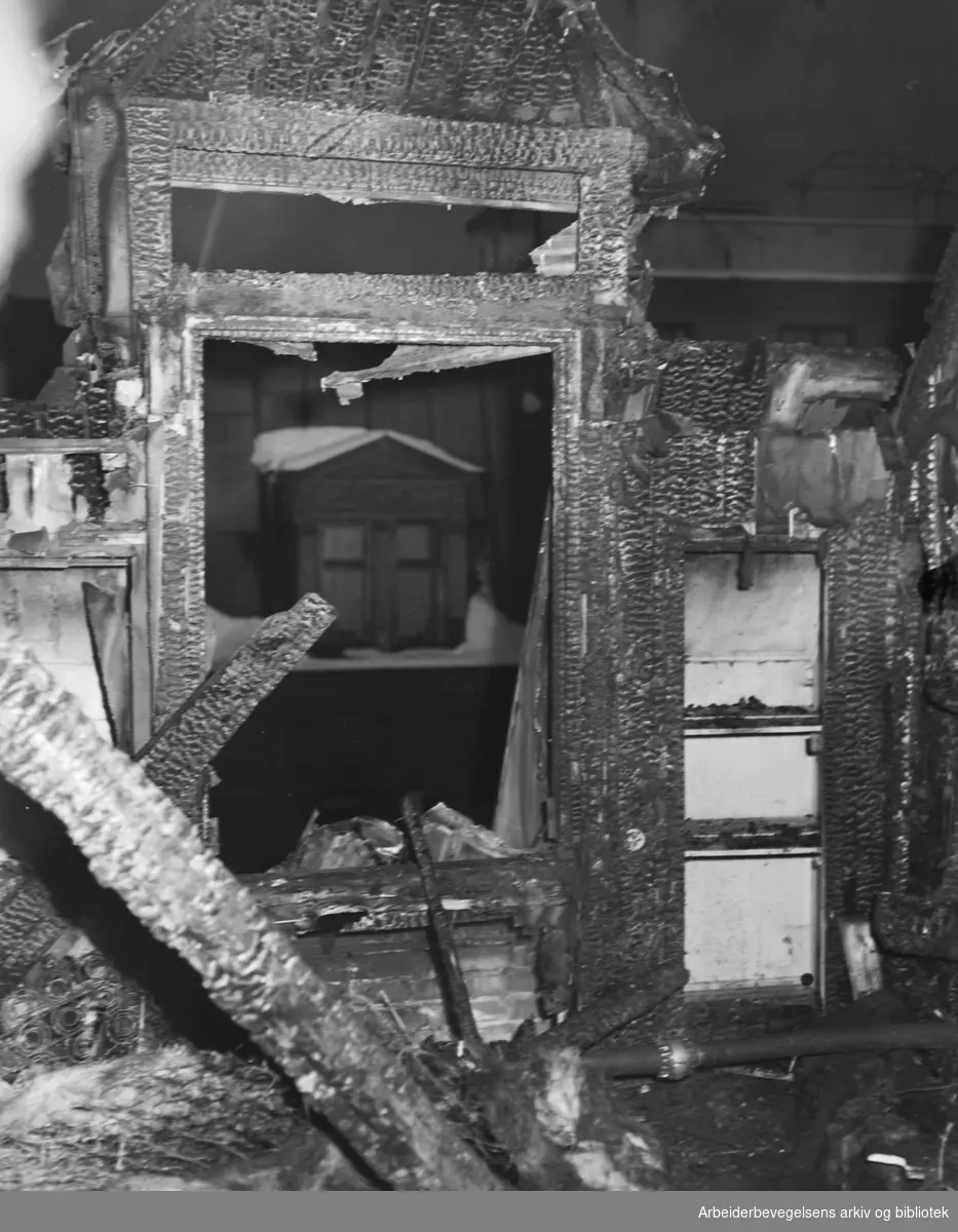 Dødsbrann i Wittenbergs misjonshotell i Akersgata 16. Røyking på sengen oppgitt som brannårsak. 18 februar 1951.