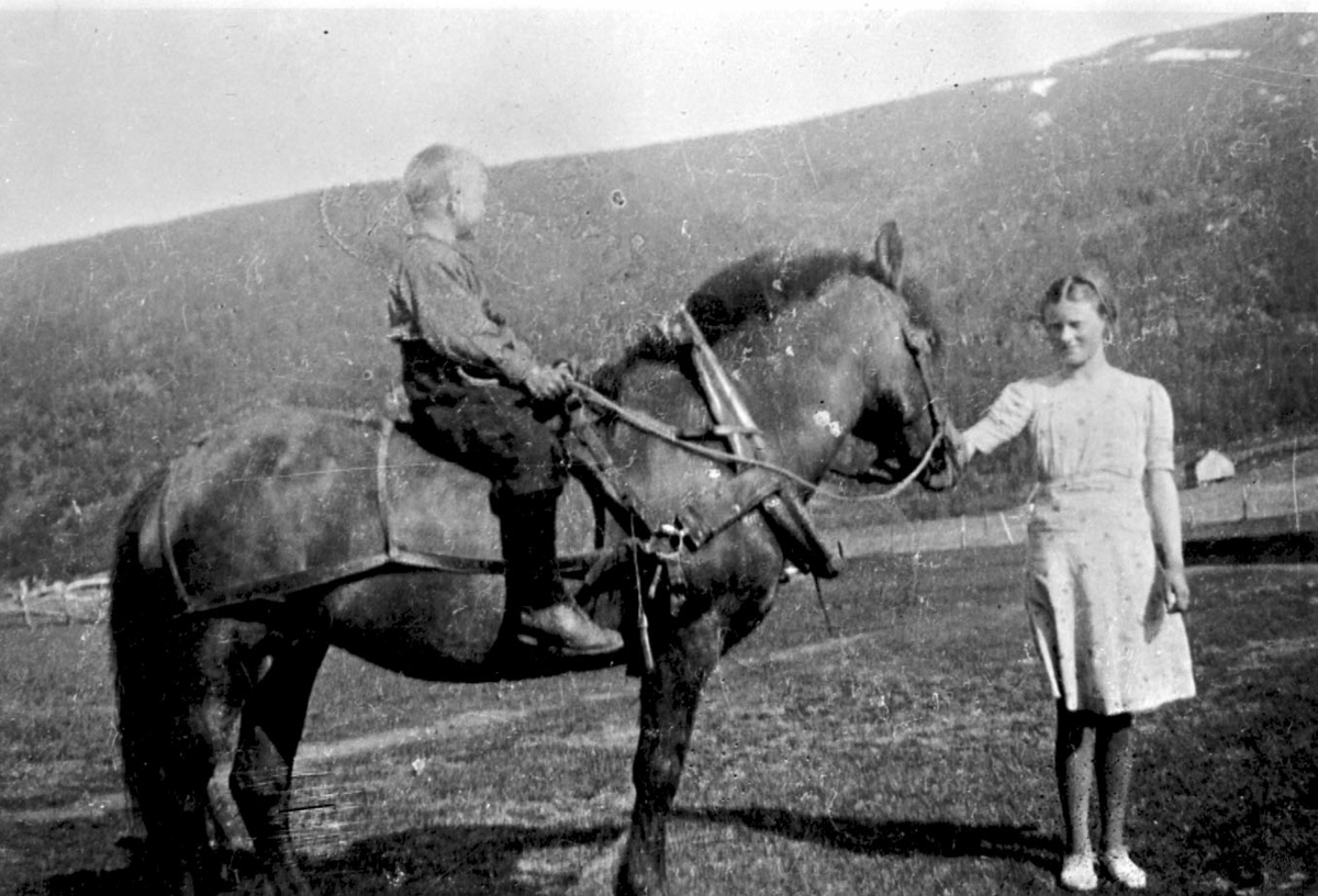 Bror og søster m/ hest, Aursfjordbotn