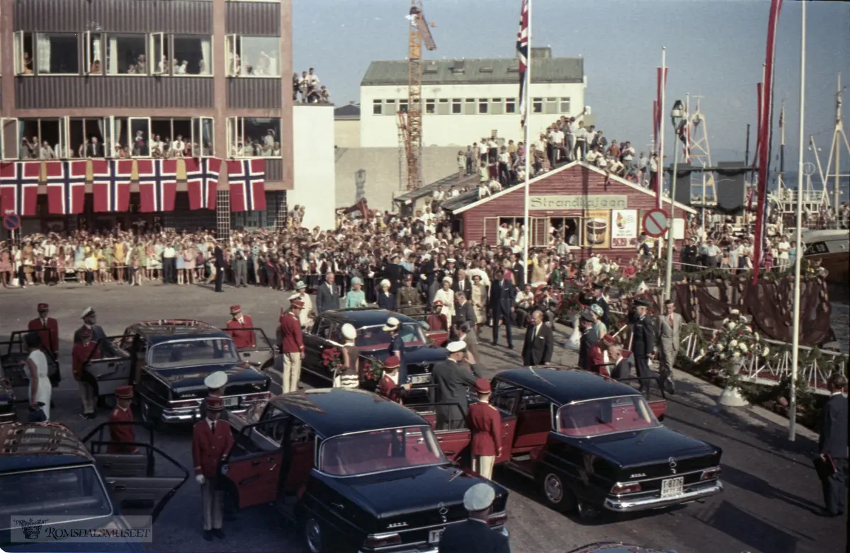 Dronning Elizabeth II og Kong Olav V og deres familier under feriebesøket i Romsdal 9.august..Molde guttemusikkorps i røde uniformer.
