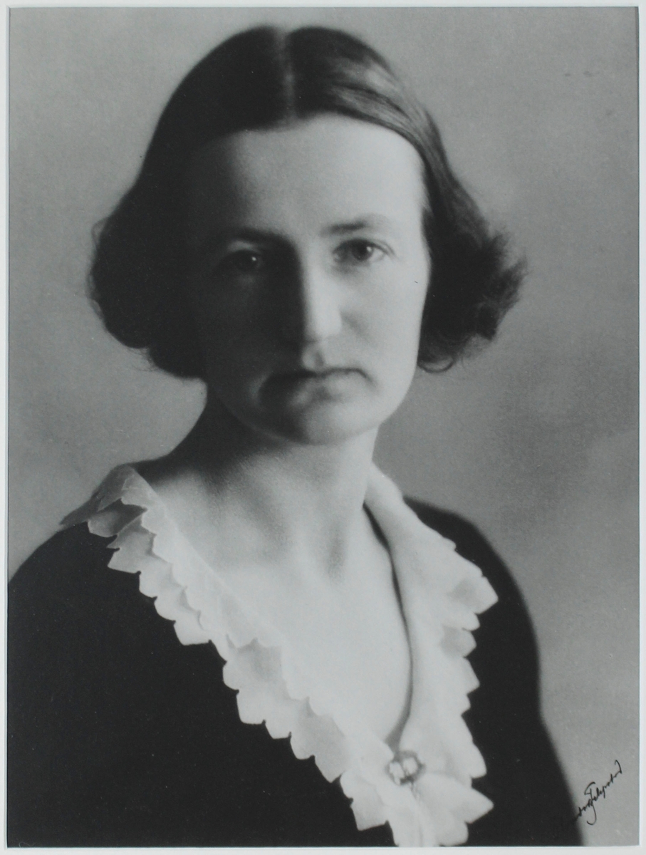 Porträtt, bröstbild av Berith Bergström, kanske i 20-års åldern, född 15 januari 1896, död i Stockholm i augusti 1979.