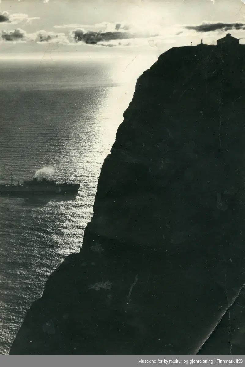 Nordkapp med posthuset og Oscarstøtten. I sjøen ser man et dampskip. Etter 1947.