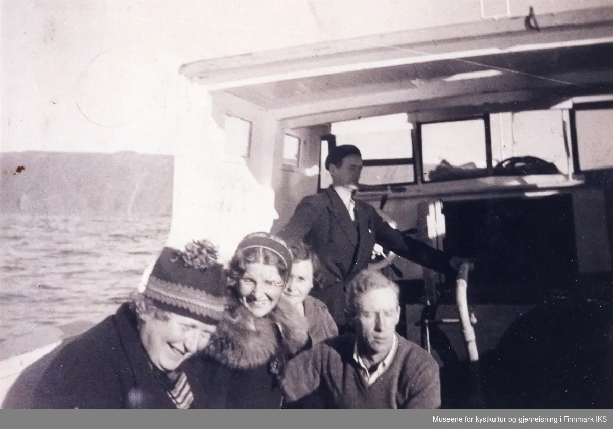Barkasse med turister på vei til eller fra Hornvika. Båtføreren er Ingvald Pettersen. Han jobbet for Nordkapp Vel frem til krigen. 1930-tallet.