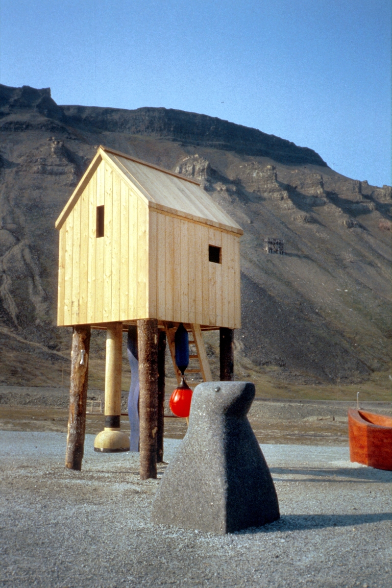Utsmykkingen kan betraktes som en poetisk metafor på Svalbard-samfunnet, med referanser til tradisjonelle virksomhetsområder i en nordlig sfære. Samtidig oppfordrer den til mange ulike former for lek, og gir barna både gjemmesteder og ly for vinden. Utsmykkingen byr på stor materialrikdom og innbyr også til taktil kontakt. Den byr også på små overraskelser i form av kunstneriske detaljer som kan oppdages og utforskes underveis, slik vi også kjenner det fra Torvunds øvrige produksjon.