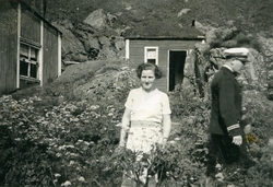 Sylvie Pedersen foran en del av bebyggelsen i Hornvika. Mann