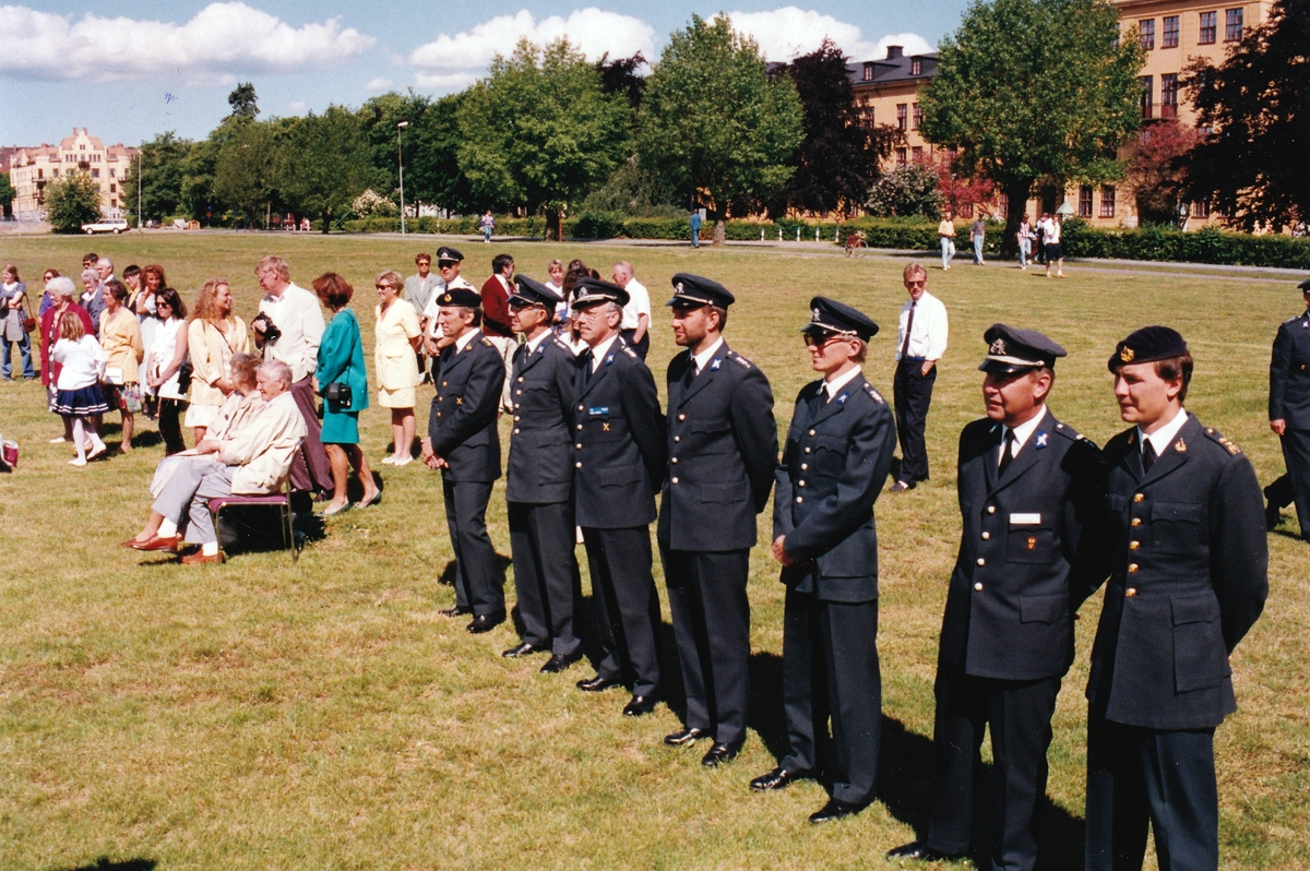 Examen för elever från Trängtruppernas Officershögskola i Skövde i mitten av 1990-talet. Gäster