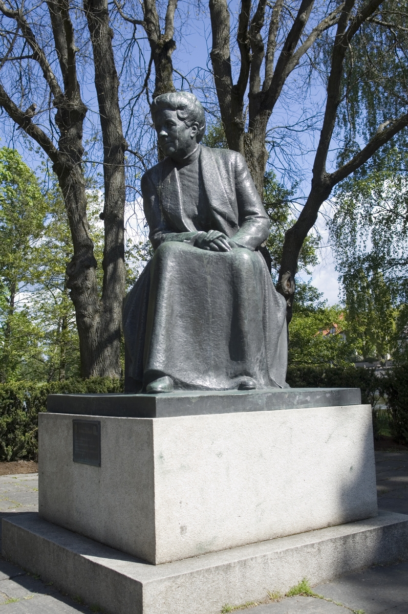 Selma Lagerlöf-statyn i Klara. Den avtäcktes 1958 och är skapad av Arvid Backlund.