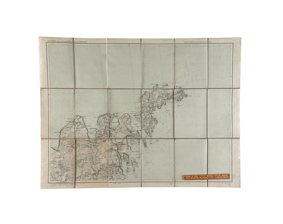 Karta över Fårö fäst på blått tyg. 11,5x17cm (hopvikt). Har tillhört Johnny Roosval.