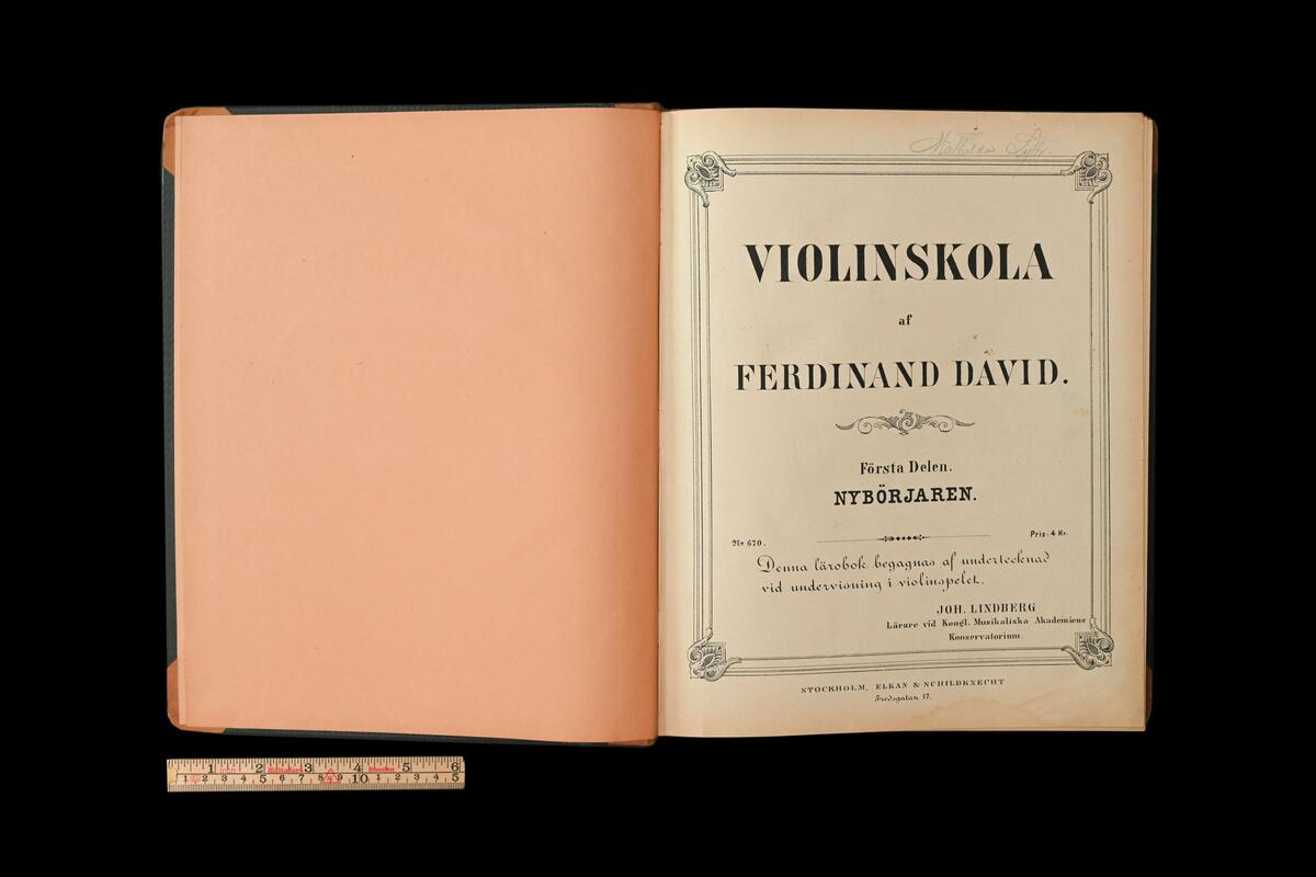 17 stycken inbundna notböcker - för både violin, klarinett, piano, flöjt osv. 1800-tal och 1900-talets första hälft. Från Visby Högre Allmänna Läroverk.