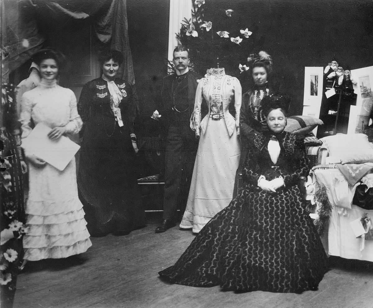 Änkehertiginnan av Dalarna vid en bazar 1902.